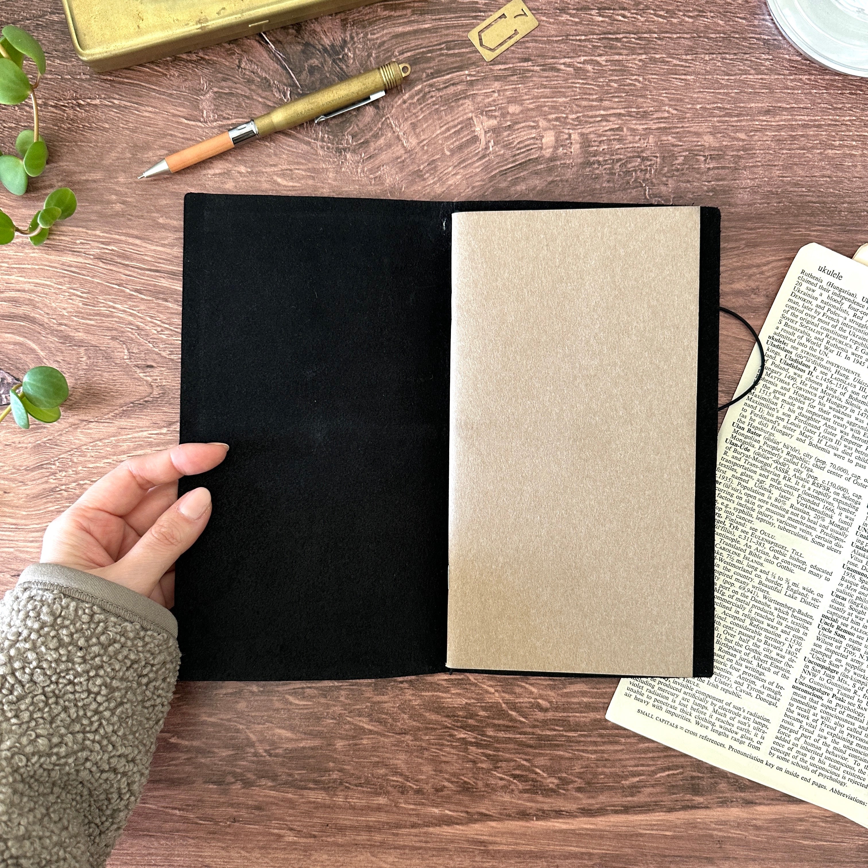 [TRC] Traveler's Notebook // Black - Image 4